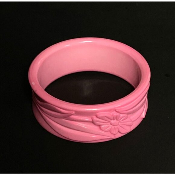 1960s Wide Pink Flower Power Lucite Bangle Bracelet Carved Style - Picture 3 of 7
